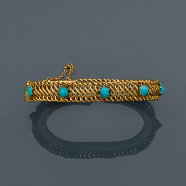 BRACELET en or jaune (750‰) à maille gourmette "8", orné de neuf turquoises cab…