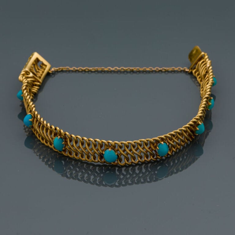 BRACELET en or jaune (750‰) à maille gourmette "8", orné de neuf turquoises cab…