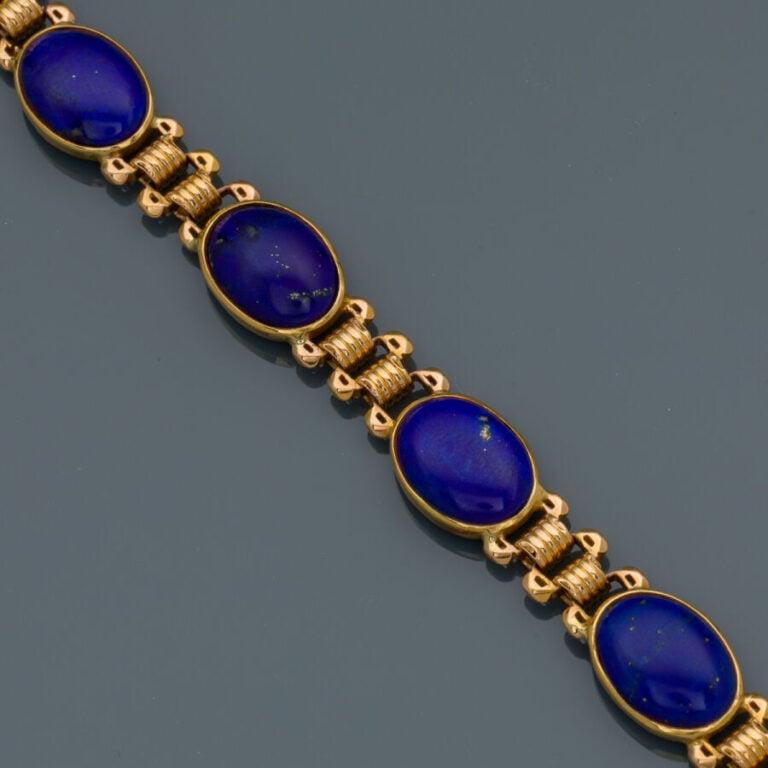 BRACELET en or jaune (750‰) orné de sept cabochons de lapis lazuli alternés de…