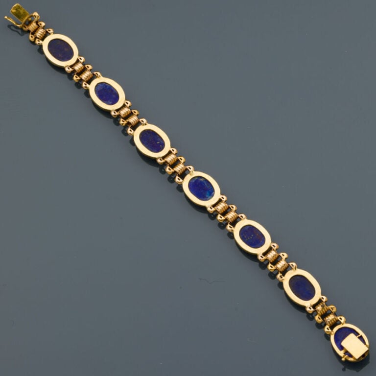 BRACELET en or jaune (750‰) orné de sept cabochons de lapis lazuli alternés de…
