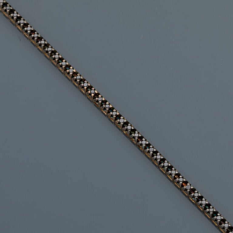 BRACELET en or noirci (750‰) serti d'un alignement de diamants noirs. - Long. :…