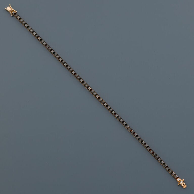 BRACELET en or noirci (750‰) serti d'un alignement de diamants noirs. - Long. :…