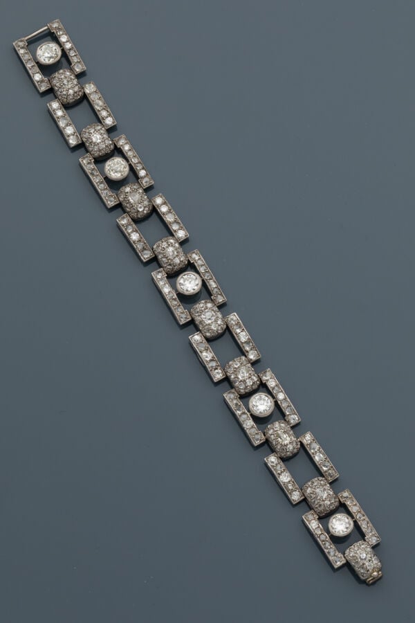 BRACELET en platine (950‰) articulé et ajouré, serti de diamants taille brillan…