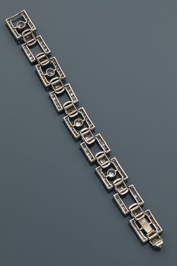 BRACELET en platine (950‰) articulé et ajouré, serti de diamants taille brillan…