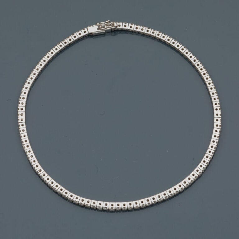 BRACELET fin en or gris (750‰) serti d'un alignement de 103 diamants taille bri…