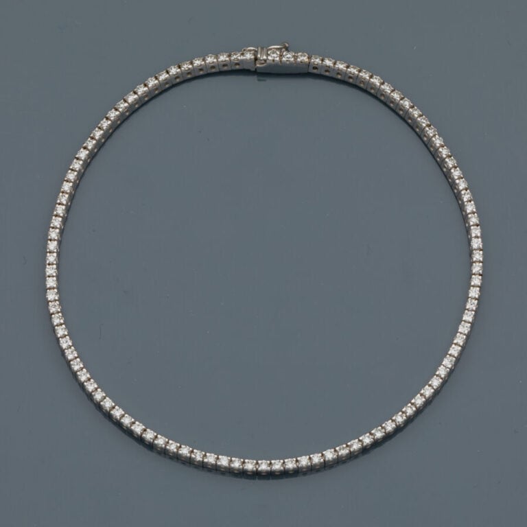 BRACELET fin en or gris (750‰) serti d'un alignement de 103 diamants taille bri…