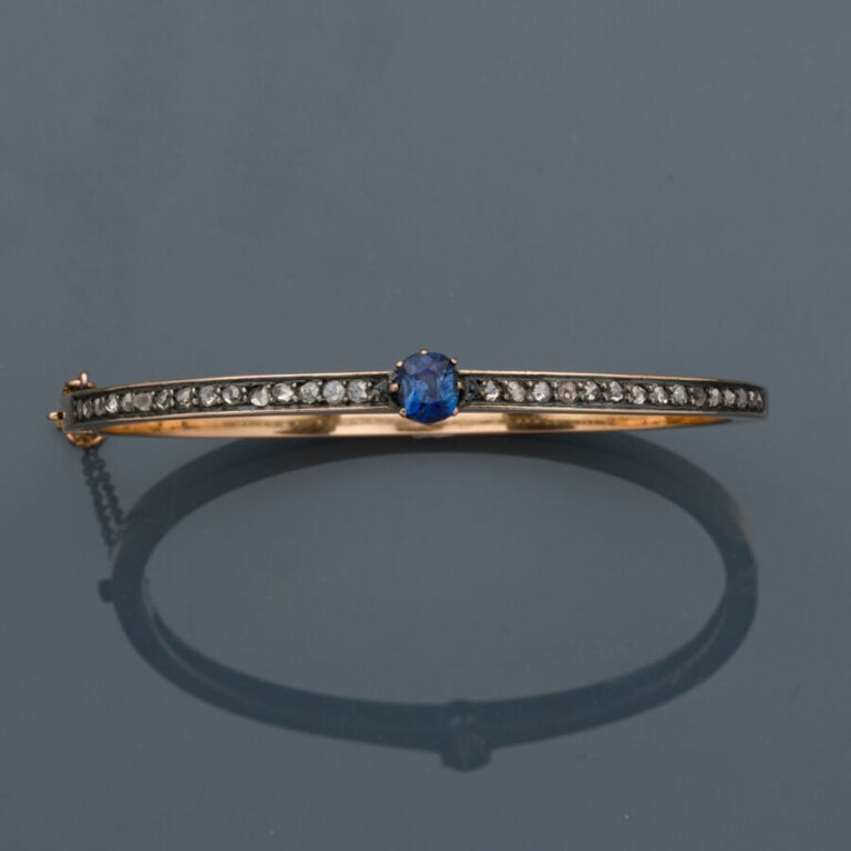 BRACELET fin rigide ouvrant en or jaune (750‰) et argent (min. 800‰) serti d'un…