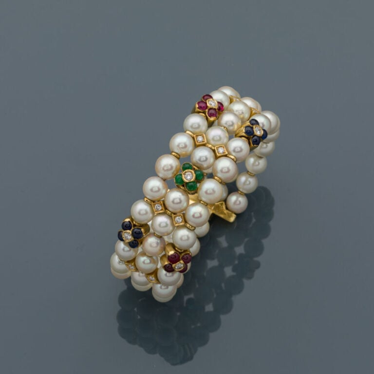 BRACELET flexible ouvert en or jaune (750‰) ajouré, composé de trois rangs de p…