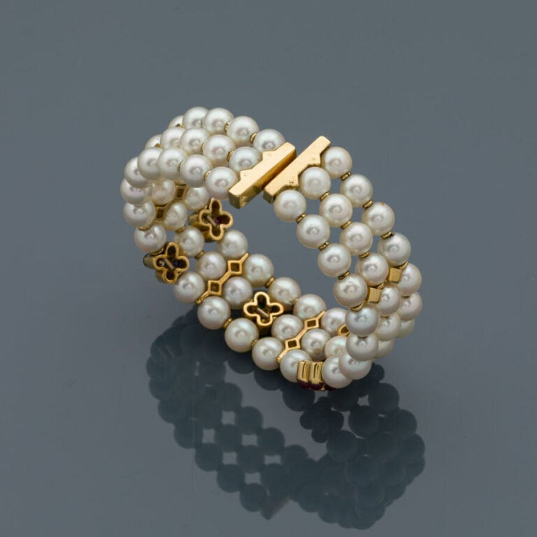 BRACELET flexible ouvert en or jaune (750‰) ajouré, composé de trois rangs de p…