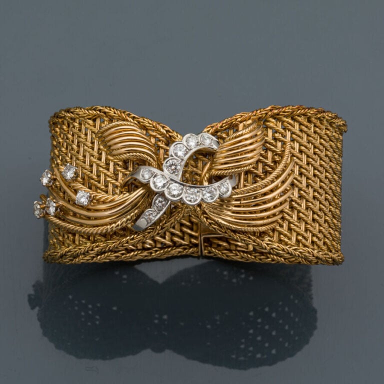 BRACELET manchette "passementerie" en platine (950‰) et or jaune (750‰) à maill…