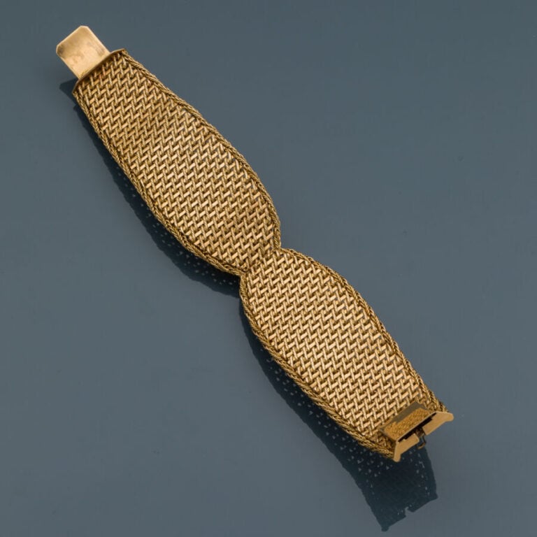 BRACELET manchette "passementerie" en platine (950‰) et or jaune (750‰) à maill…