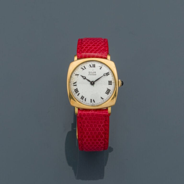 BRACELET MONTRE de forme coussin, de dame, en or jaune (750‰). Cadran émail bla…