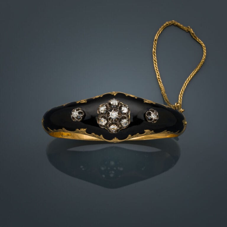 BRACELET rigide ouvrant en or jaune (750‰) et argent (min. 800‰) ciselé de volu…