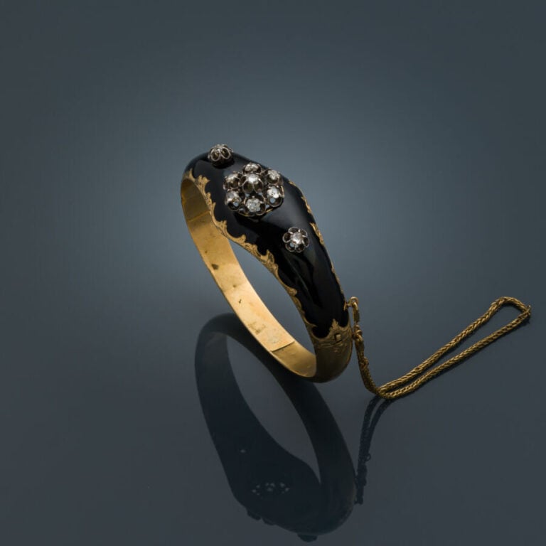 BRACELET rigide ouvrant en or jaune (750‰) et argent (min. 800‰) ciselé de volu…