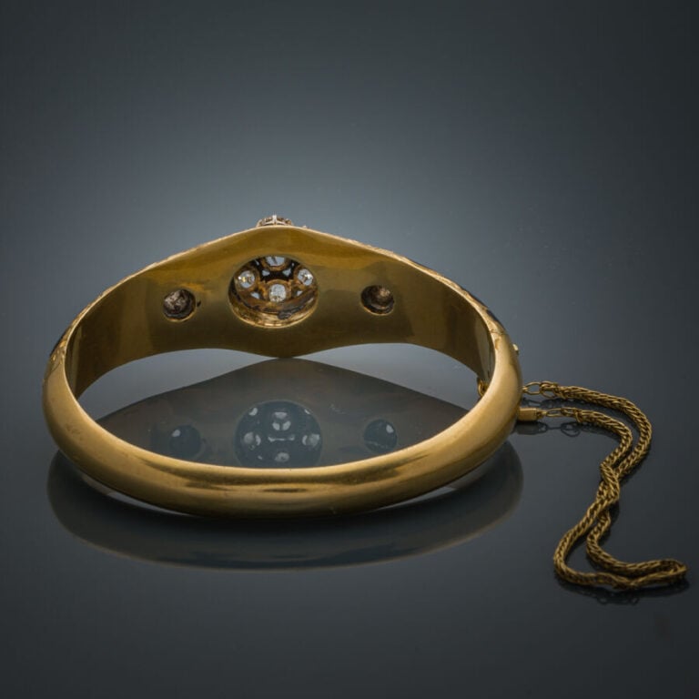 BRACELET rigide ouvrant en or jaune (750‰) et argent (min. 800‰) ciselé de volu…