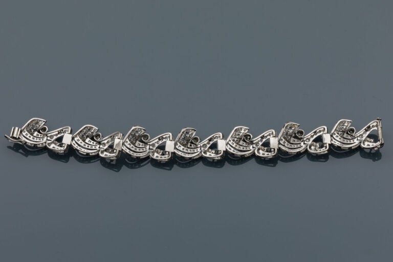 BRACELET "volutes" articulé en platine (min. 800‰) ajouré, serti de diamants ta…