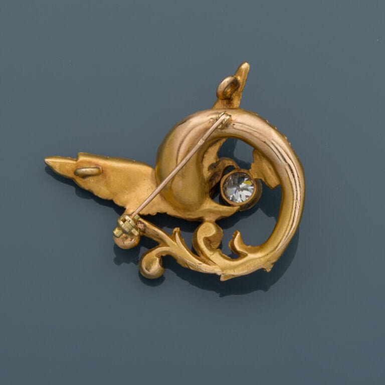 BROCHE anciennement PENDENTIF "chimère et volute" en or jaune (750‰) ajouré, fi…