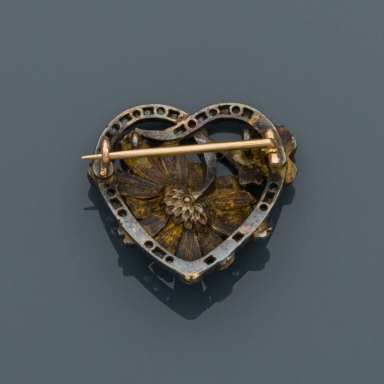 BROCHE "coeur" en or jaune (750‰) et argent (min. 800‰) orné d'émail polychrome…