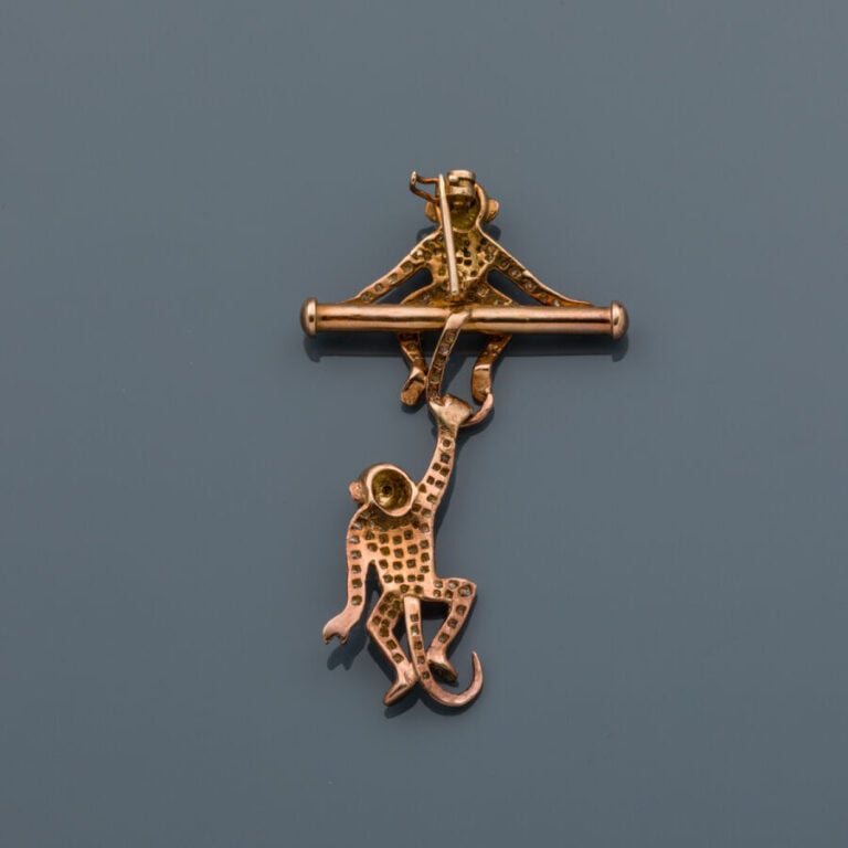BROCHE "deux singes" en or rose (750‰) articulé, serti de diamants taille brill…