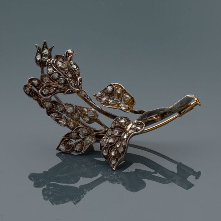 BROCHE "fleur" en or rose (750‰) et argent (min 800‰) ajouré, serti de diamants…