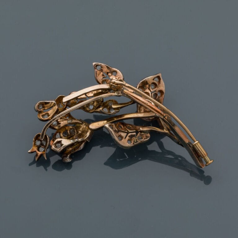 BROCHE "fleur" en or rose (750‰) et argent (min 800‰) ajouré, serti de diamants…
