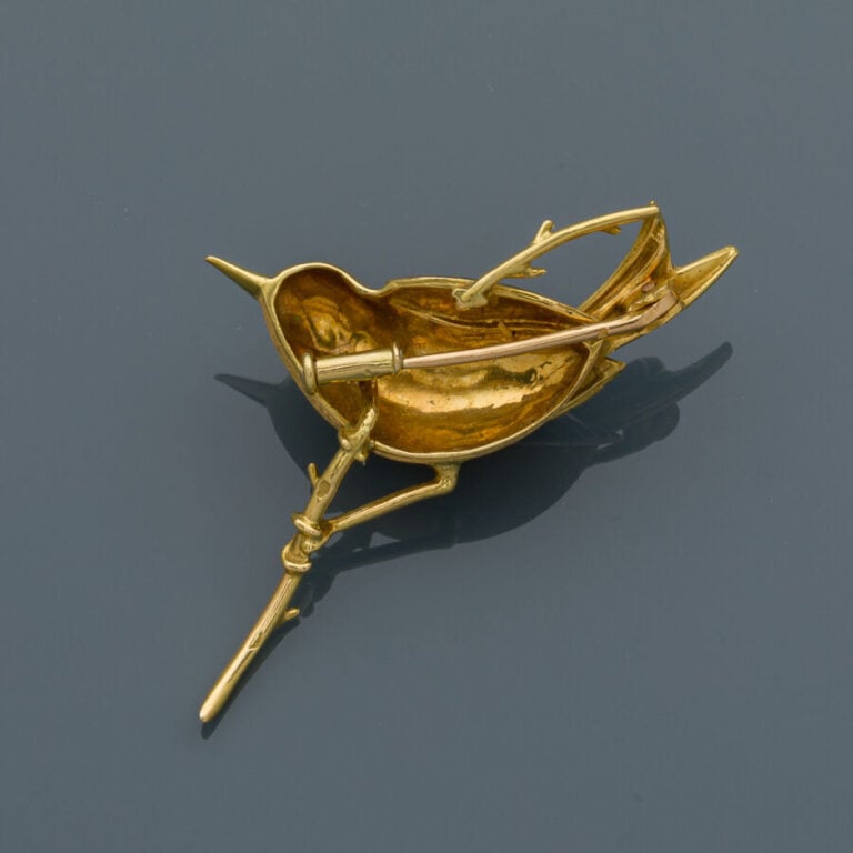 BROCHE "oiseau martin-pêcheur sur sa branche" en or jaune (750‰) ajouré, ciselé…