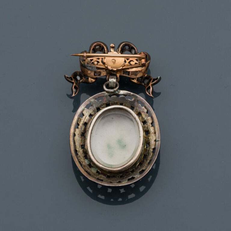 BROCHE "porte-souvenir" en or rose (750‰) et argent (min. 800‰), ouvrant à char…