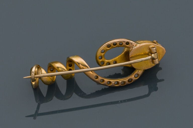 BROCHE "serpent" en platine (min. 850‰) et or jaune (750‰), la tête ornée d'un…