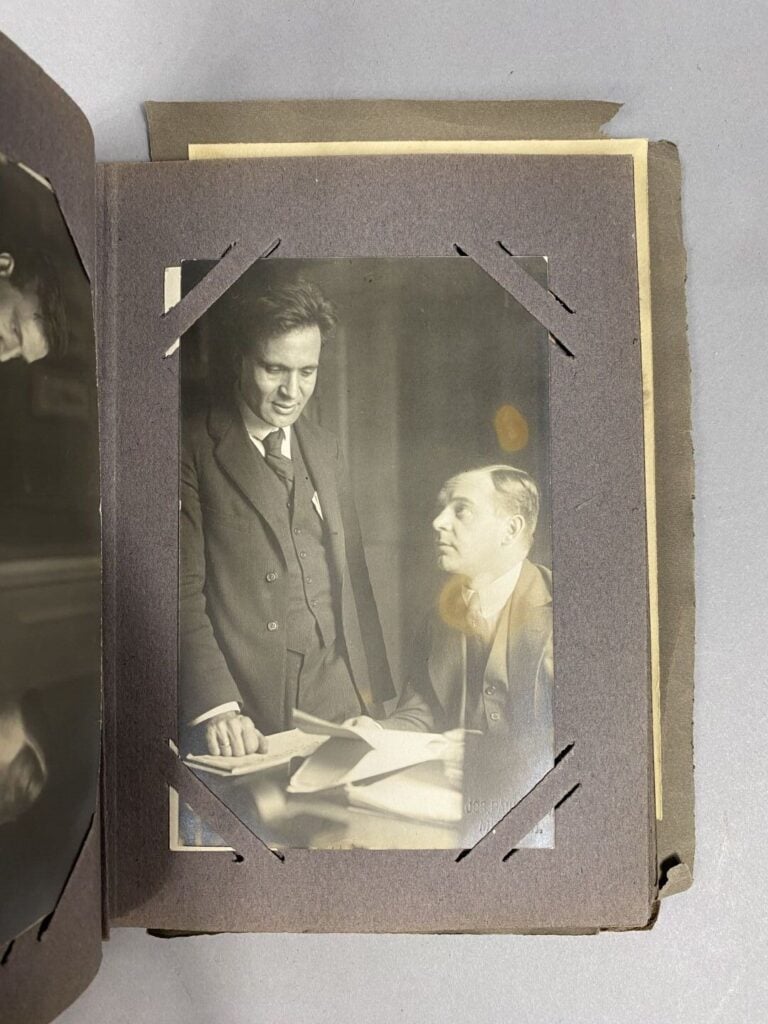[Bruno WALTER] - Petit carnet réunissant 33 photographies (photos à tirage arge…