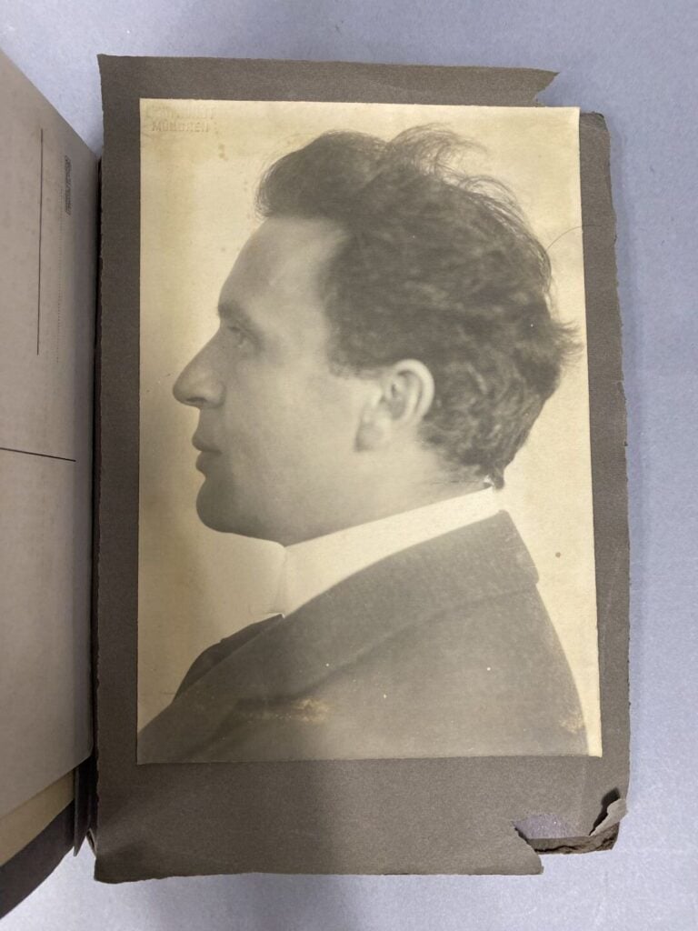 [Bruno WALTER] - Petit carnet réunissant 33 photographies (photos à tirage arge…