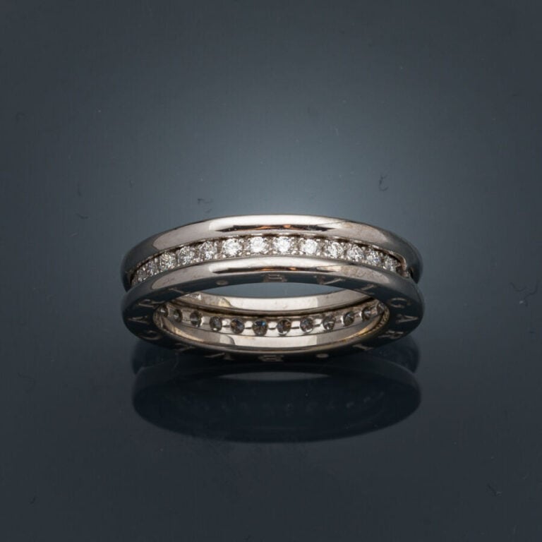 BULGARI - ALLIANCE en or gris (750‰) centrée d'un alignement de diamants taille…