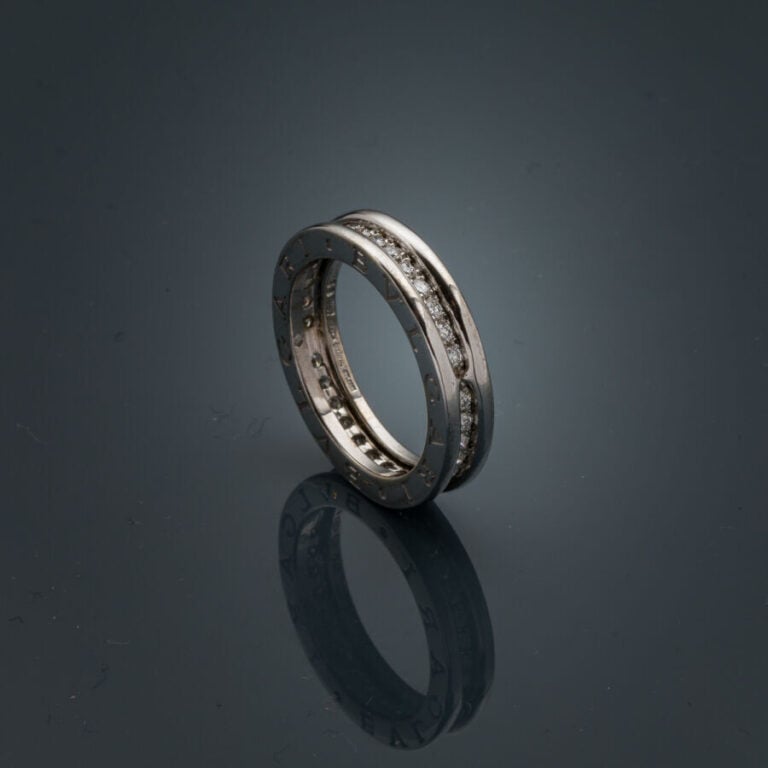 BULGARI - ALLIANCE en or gris (750‰) centrée d'un alignement de diamants taille…