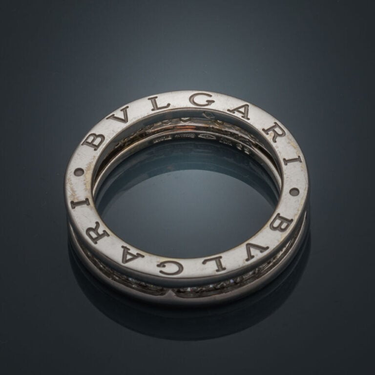 BULGARI - ALLIANCE en or gris (750‰) centrée d'un alignement de diamants taille…