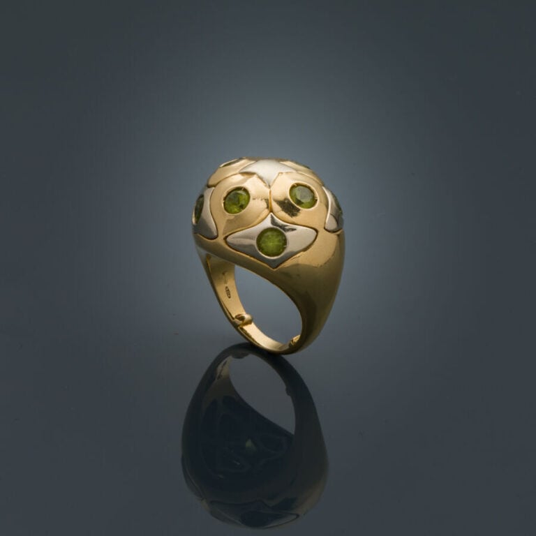 BULGARI - BAGUE "boule" en or jaune et or gris (750‰) ciselé, serti de huit pér…