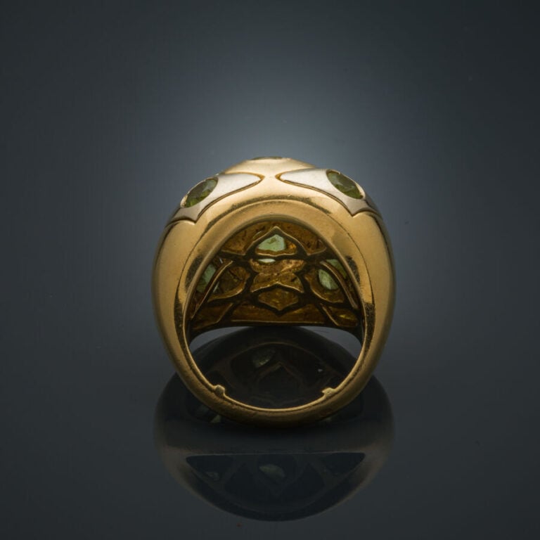 BULGARI - BAGUE "boule" en or jaune et or gris (750‰) ciselé, serti de huit pér…