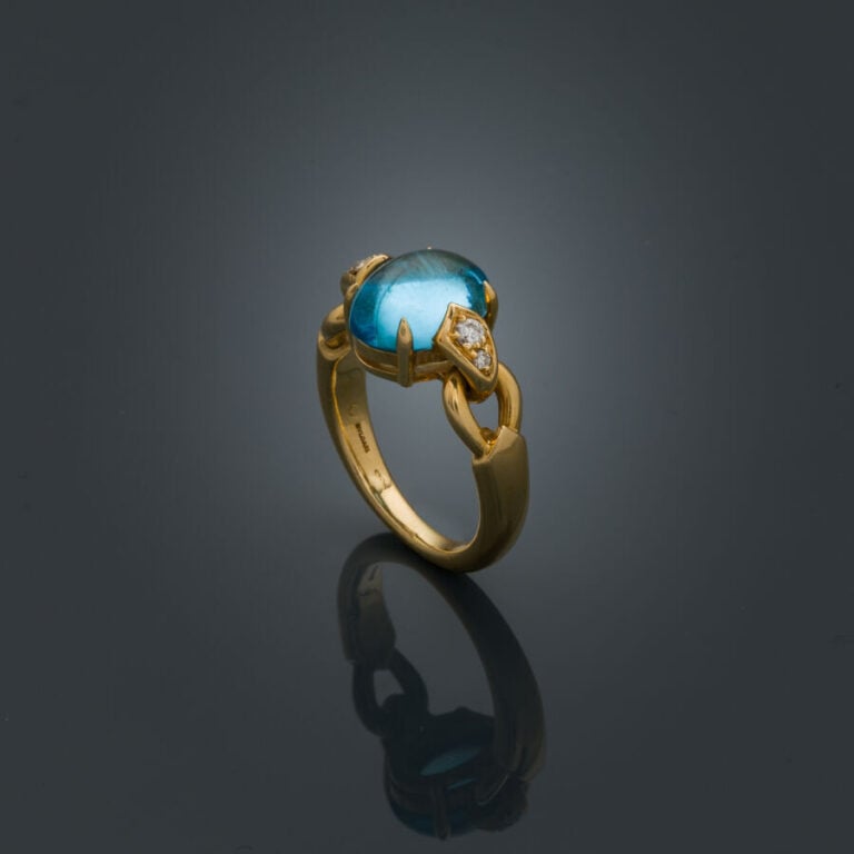 BULGARI - BAGUE en or jaune (750‰) le motif central légèrement mobile, serti d'…