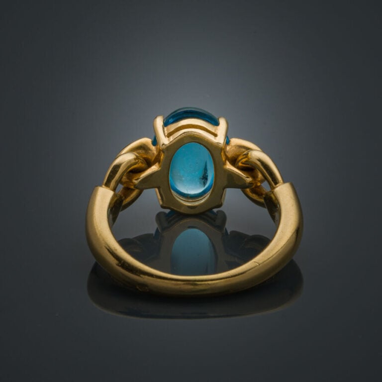 BULGARI - BAGUE en or jaune (750‰) le motif central légèrement mobile, serti d'…