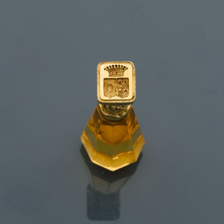 CACHET en or jaune (750‰) orné d'une citrine taillée à pans, conique, formant l…