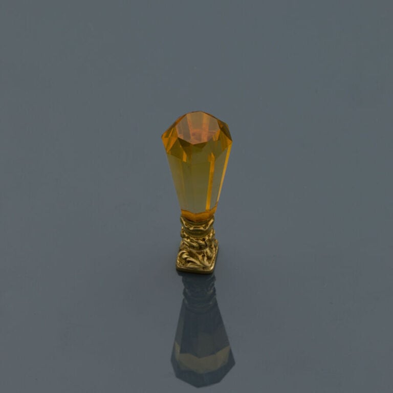 CACHET en or jaune (750‰) orné d'une citrine taillée à pans, conique, formant l…
