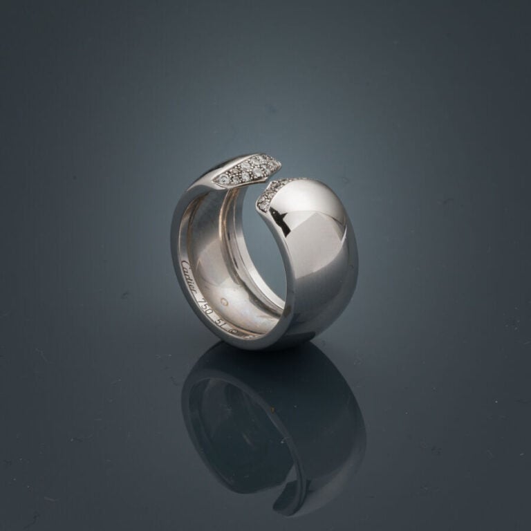 CARTIER - BAGUE ouverte en or gris (750‰) terminé par deux pavages de diamants…