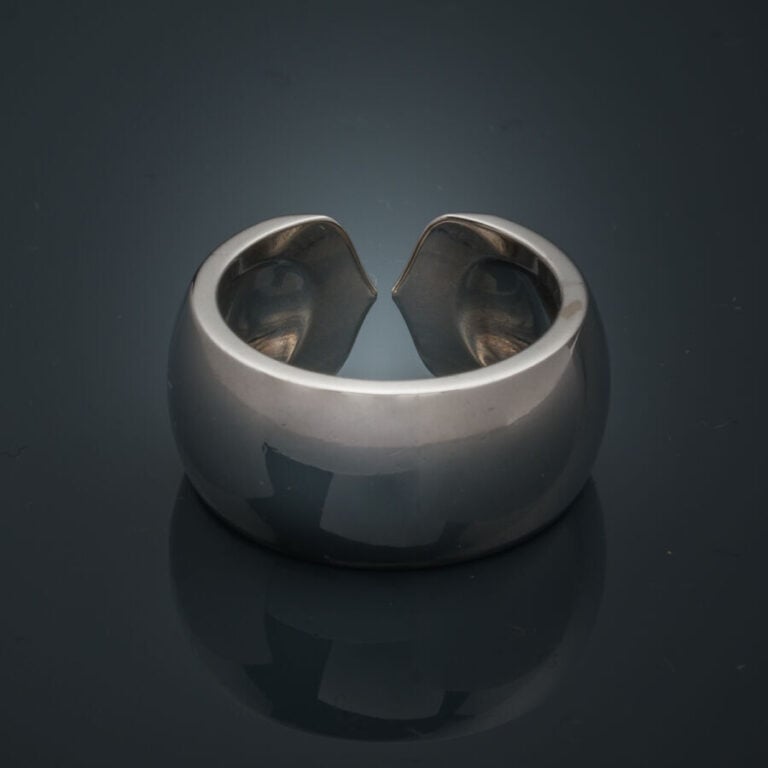 CARTIER - BAGUE ouverte en or gris (750‰) terminé par deux pavages de diamants…