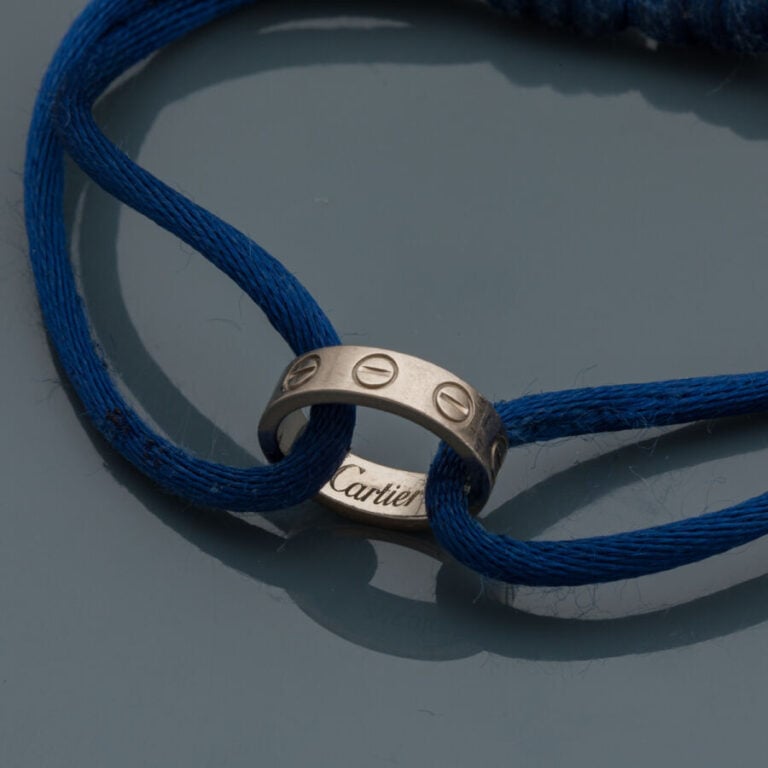 CARTIER - BRACELET "Love" en or gris (750‰) à motifs "vis", de forme ovale. Cor…