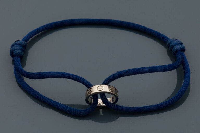 CARTIER - BRACELET "Love" en or gris (750‰) à motifs "vis", de forme ovale. Cor…