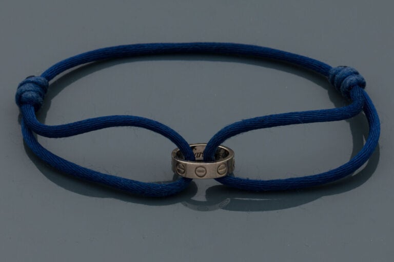 CARTIER - BRACELET "Love" en or gris (750‰) à motifs "vis", de forme ovale. Cor…