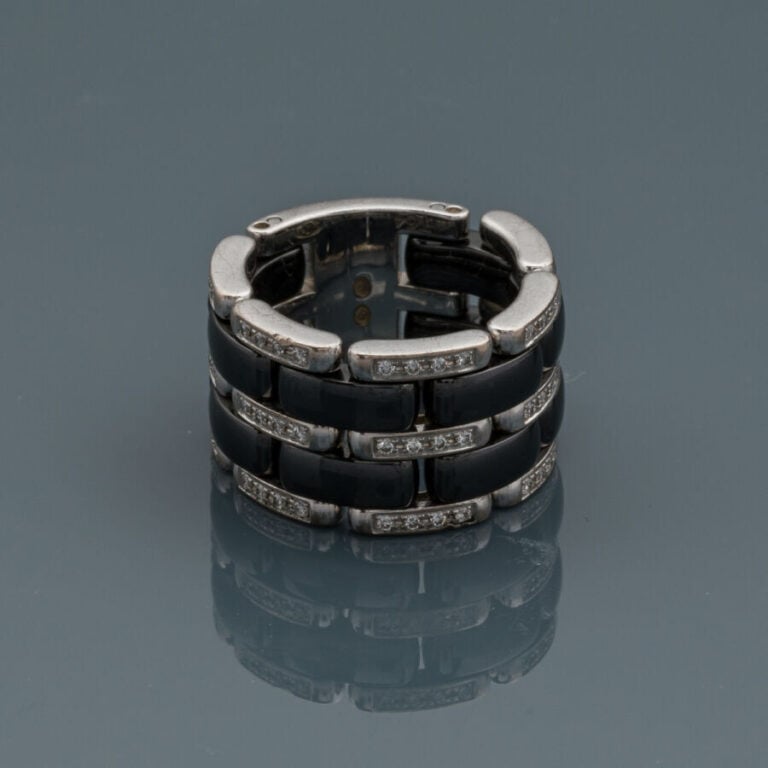 CHANEL - BAGUE articulée, grand modèle "Ultra", en or gris (750‰) articulé, ser…