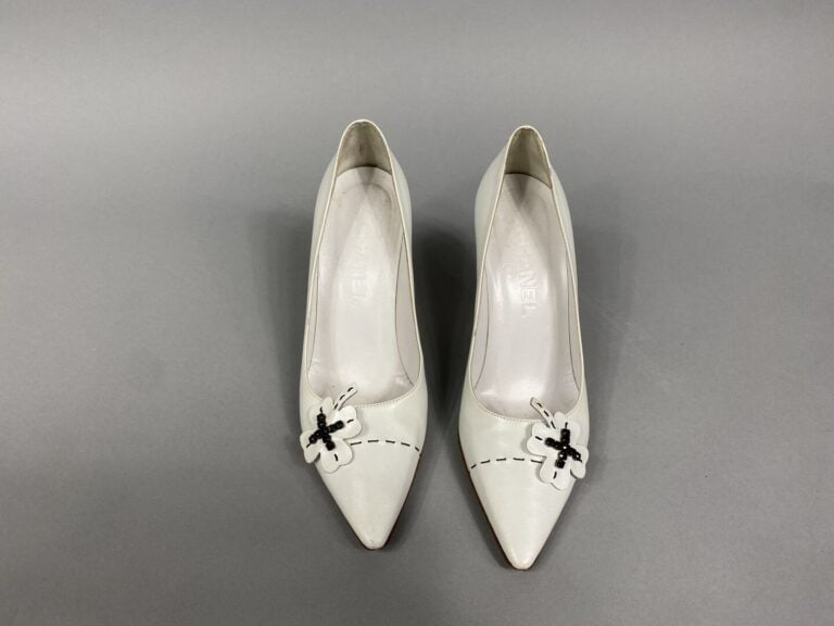 CHANEL - Paire d'escarpins dans les tons blanc à décor d'une fleur et strass no…