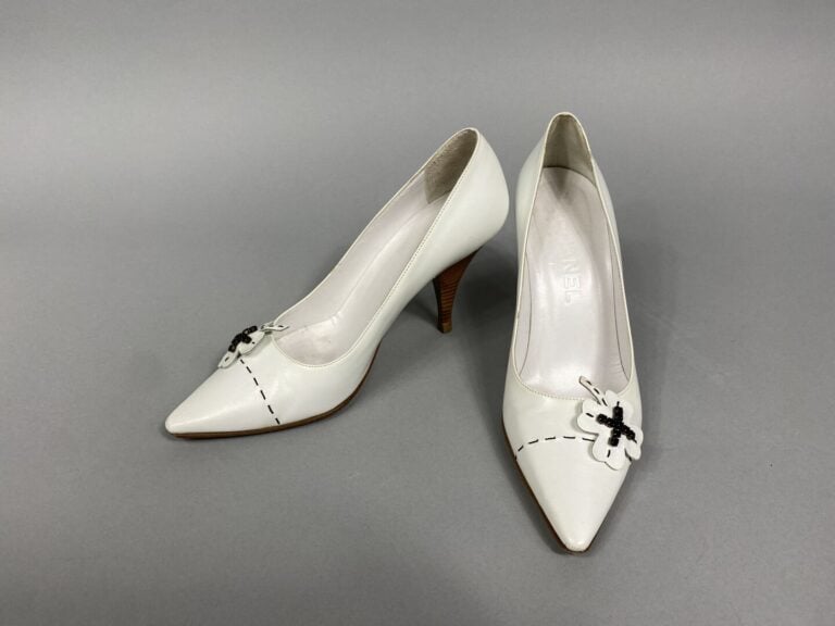 CHANEL - Paire d'escarpins dans les tons blanc à décor d'une fleur et strass no…