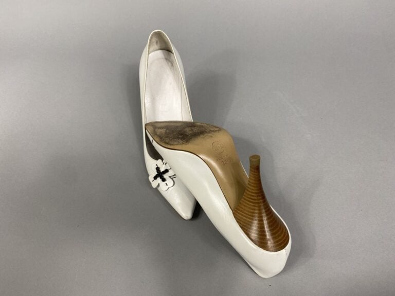CHANEL - Paire d'escarpins dans les tons blanc à décor d'une fleur et strass no…
