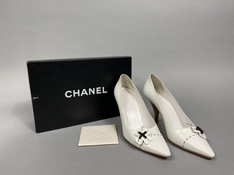 CHANEL - Paire d'escarpins dans les tons blanc à décor d'une fleur et strass no…