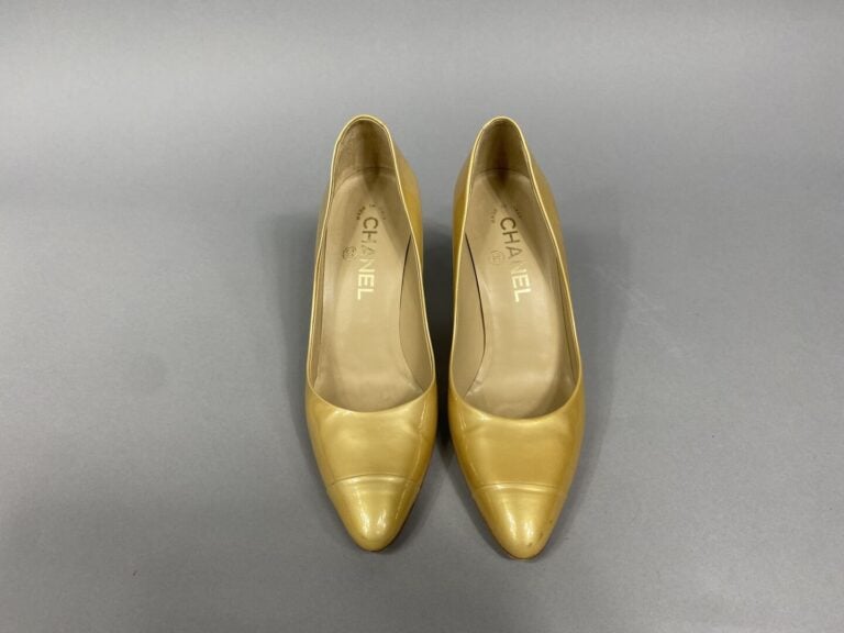 CHANEL - Paire descarpins à talons aiguille en cuir verni dans les tons doré, t…